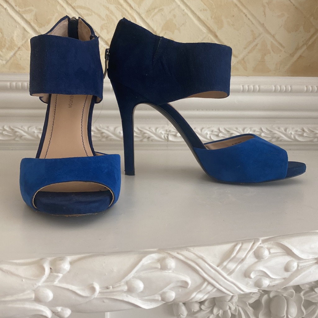 Ladies Size 9 Blue Heels